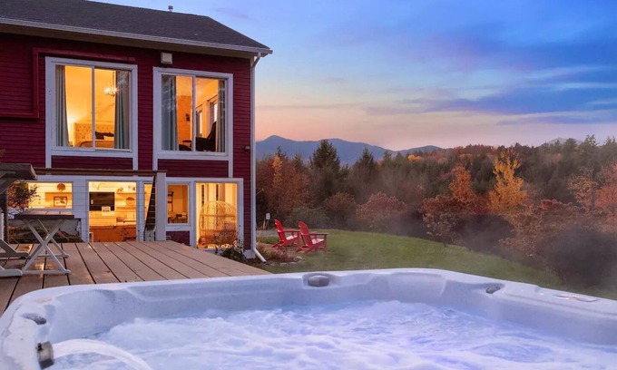 Morrisville Cabina | Stowe Retreat w/ Hot Tub & Mountain Views - Close to Skiing & Family-friendly