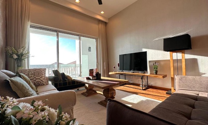 Seri Tanjung Pinang Apartamento | Straits Quay Highest & Spacious Seaview Suite - 2