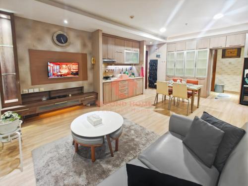 Jakarta Apartamento | Strategic 3BR Casablanca Mansion with Pool & Wi-Fi by 2ndHome