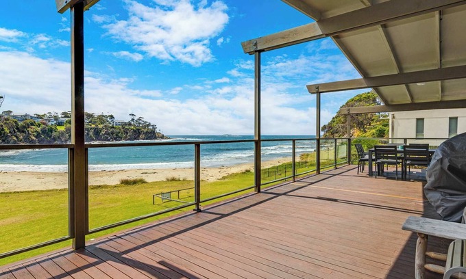 Malua Bay Casa | 'Strathnaver' - Waterfront Beach House