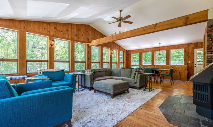 Stratton and Bromley Ski Areas Chalet De Esquí | Stratton Chalet with Hot Tub and Golf Simulator
