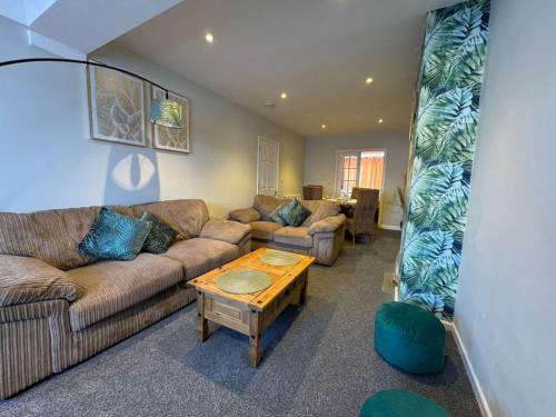 Swindon Casa | Stratton House, Sleeps 13, 6 bedrooms, Parking, Long Stay Disc