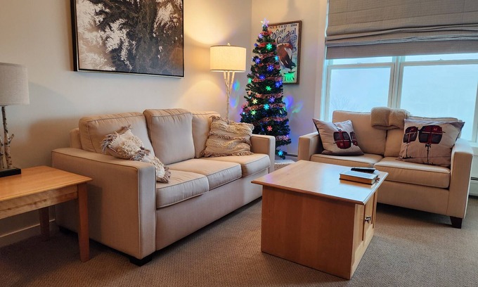 Stratton Mountain Condominio | Stratton Long Trail 5 Star Condo only Steps to the Lifts & Village