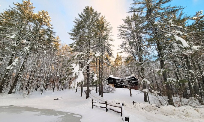 Winhall Chalet De Esquí | Stratton Ski Chalet: Spacious Modern Oasis w/Hot Tub, Fireplace, Pond & BBQ Deck