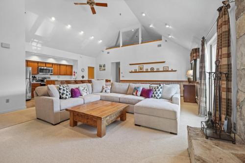 Stratton Mountain Casa | Stratton's Crown Point Mountain Views, Top Floor newlly furnished