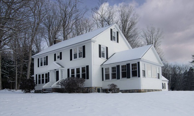 South Londonderry Casa | Stratton View Farmhouse, minutes to Mtn and more!