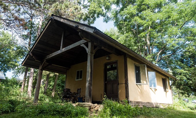 Mount Horeb Otro | Straw clay sauna house on organic farm