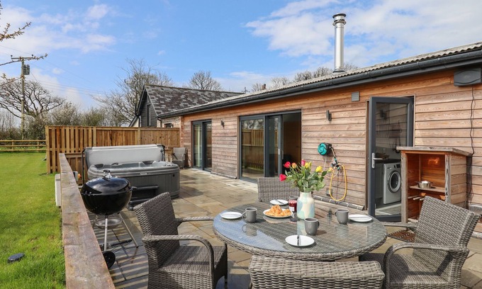 Holsworthy Cabaña | STRAWBERRY BANK - NUTHATCH, pet friendly, with hot tub in Bridgerule