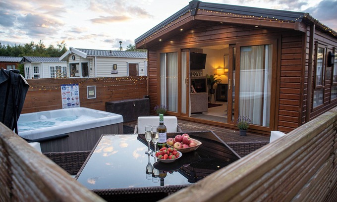Felton Cabina | STRAWBERRY FIELDS Luxury Lodge with indulgent private Hot-Tub. Pet - Friendly!