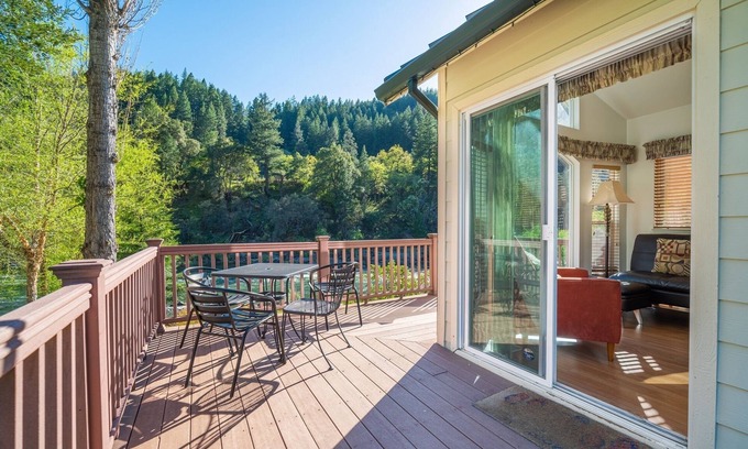 Big Bar Cabaña | Strawhouse Resorts on the Beautiful Trinity River