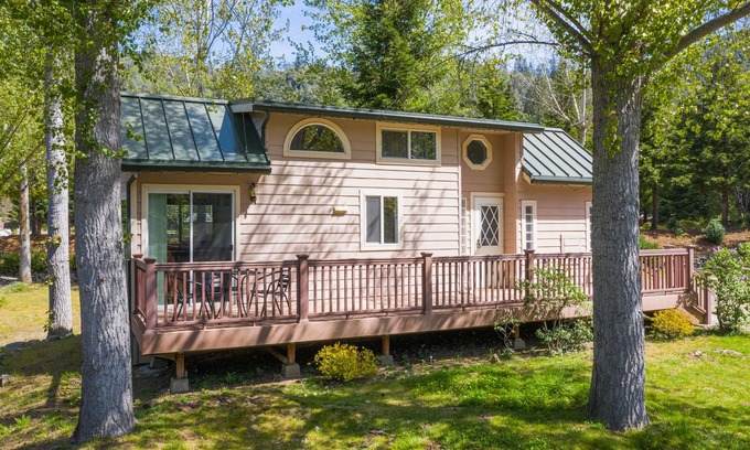 Big Bar Apartamento | Strawhouse Resorts on the Beautiful Trinity River