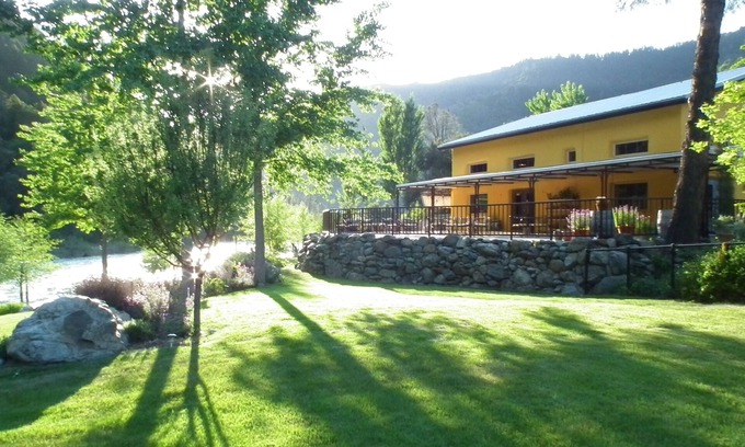 Big Bar Cabaña | Strawhouse Resorts