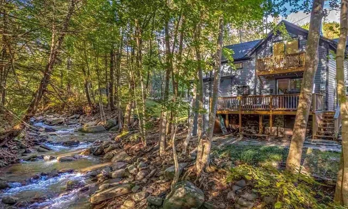 Chichester Cabaña | Stream Come True! Ski, hike, spa, flow, relax...