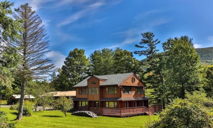 Jewett Center Casa | Stream-Side Atrium House w/ Pool Table & 4 Cozy Efficiency Units