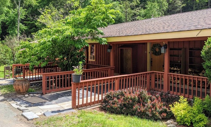 Shandaken Casa | Stream-side tranquility, Wood burning pizza oven!