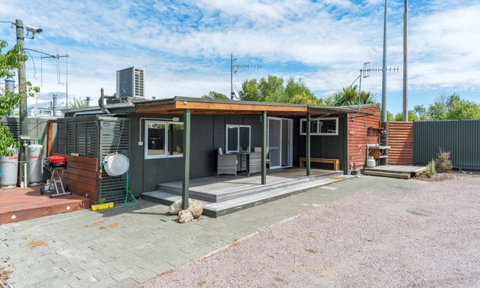 Waitahanui Casa | Streamside Fisherman's Cabin