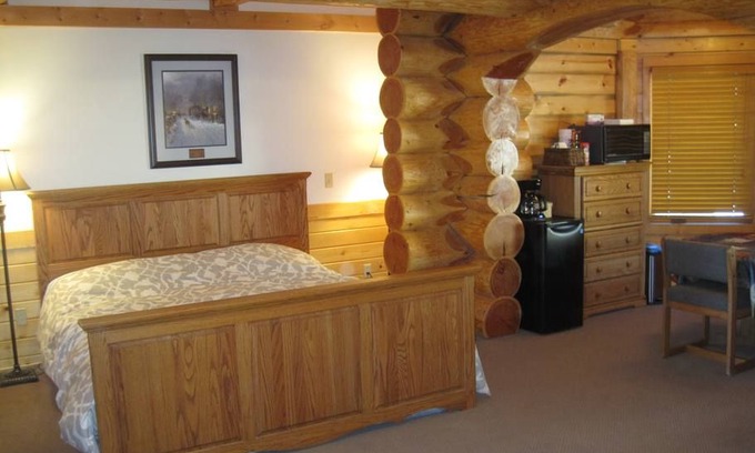 Viola Apartamento | Striking 650 sq. ft. private suite on the main floor of an amazing modern log home.