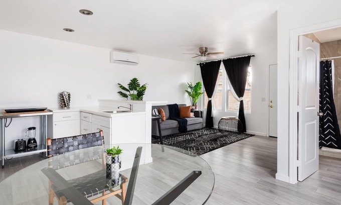 Desert Hot Springs Apartamento | Striking Black & White Apt w Gated Entrance & Yard