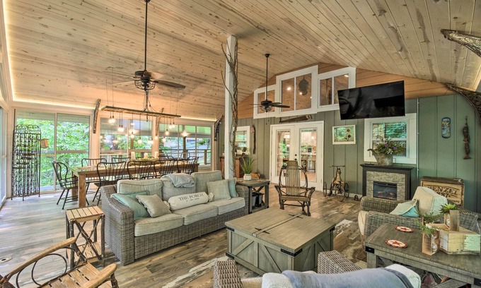 Hiawassee Casa | Striking Getaway w/ Hot Tub, Deck & Lake Access!