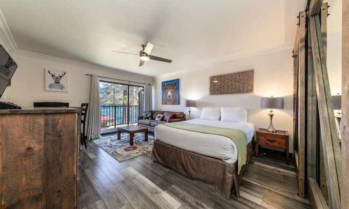Truckee Condominio | Striking King Studio w/Partial Lake View #242 at Donner Lake Village