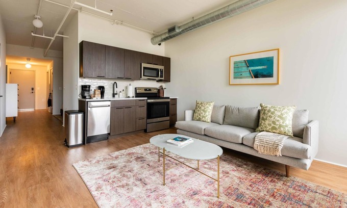 Eisenhower East Apartamento | Striking Studio in Alexandria Near Old Town w/ Gym
