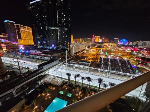 Las Vegas Apartamento | Strip & Sphere view - Separate Living room - 2 Full Bath - Full Kitchen - Balcony - 900 sqft - MGM Signature