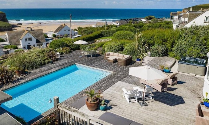Trenance Casa | Stroll to beach, private pool, bar/bbq, hot tub, games+media room, dog friendly