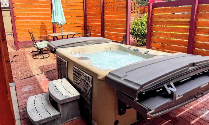 West Sedona Casa | Stroll to Red Rock trails w HOT TUB! Modern 1 Bd, W. Sedona