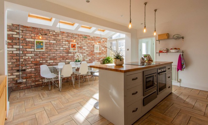 Riverside Casa | Stroll To The City Centre In From Chic Refurbished Townhouse