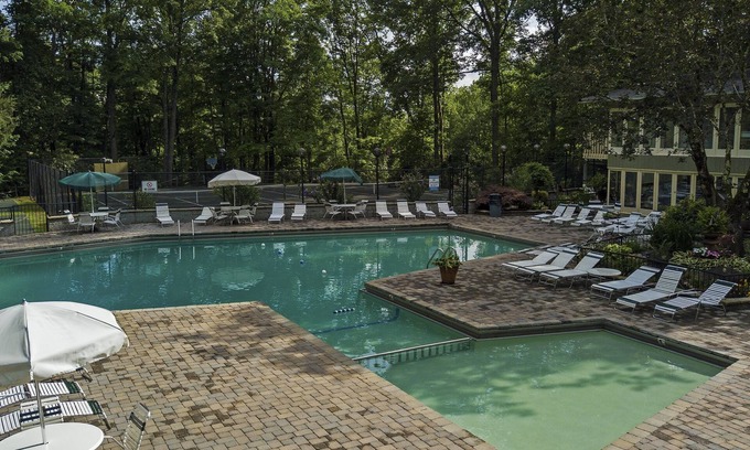 Chalet Village North Cabina | Strollin' Bear 3 Bedroom Home by RedAwning