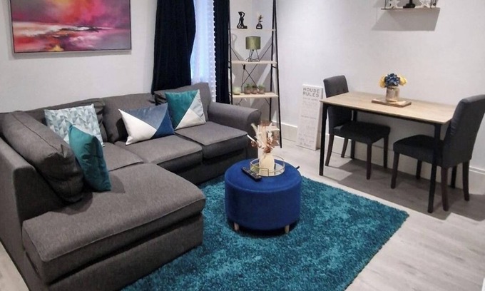 Wainscot Casa | Strood Home-Sleeps 6-Great for Groups & Families