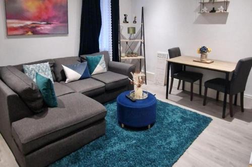 Wainscot Casa | Strood Home-Sleeps 6-Great for Groups & Families