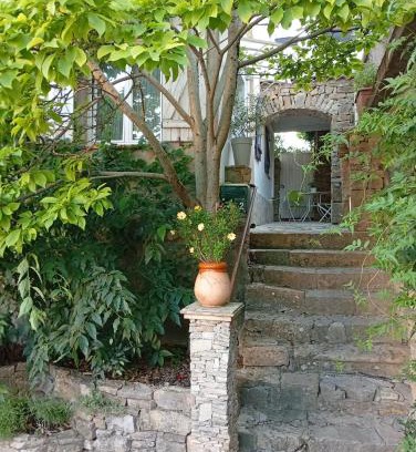 Sainte-Anastasie-sur-Issole Apartamento | Studio magnolia