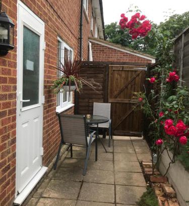 Staines Apartamento | Studio-2 Staines,Heathrow, London-own entrance