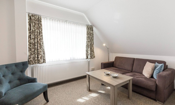 Dorumer Neufeld Apartamento | Studio 201. With sofa and style.