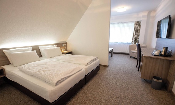 Dorumer Neufeld Apartamento | Studio 203. Bright interior and garden view.