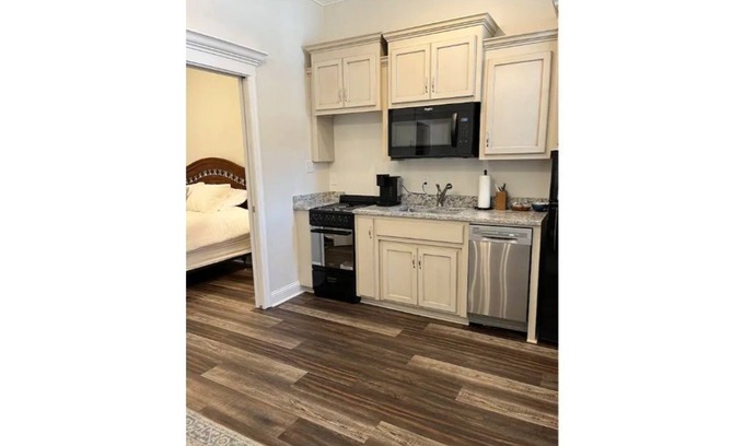 Tifton Apartamento | Studio 3- Eclectic apartment with green space view