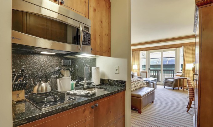 Stowe Area Condominio | Stowe Mountain Lodge Ridgeline Studio - estacionamiento con valet de cortesía