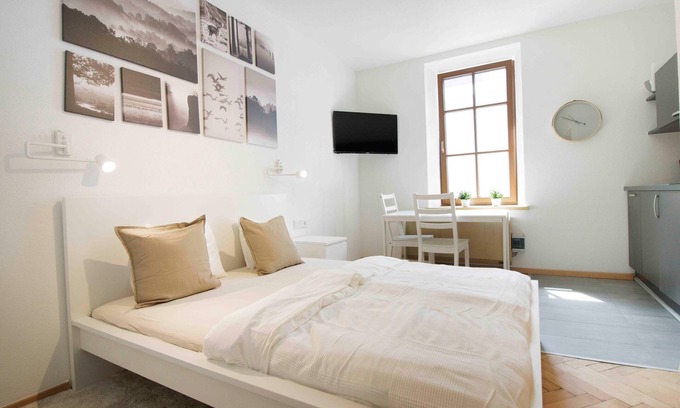 Prutz Apartamento | Studio 4 in Haus Rose: Cozy and pet-friendly.