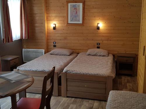 Brides-les-Bains Apartamento | Studio 4 pers, balcon, parking couvert, centre Brides-les-Bains, proche thermes et télécabines - FR-1-512-237