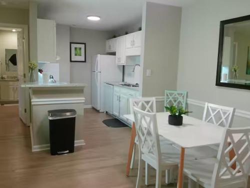 Pine Forest Apartamento | Studio 415 - Accessible 1st Floor with Self Check-in