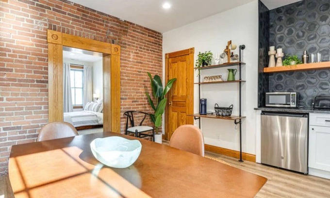 Lockerbie Square Apartamento | Studio 500: Downtown Gem + Free Parking & Pets OK!