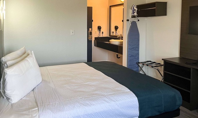 Delano Hotel | Studio 6 Suites Delano, CA