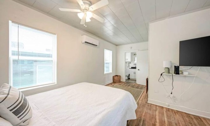 West Campus Apartamento | Studio-9, near Zilker/UT/SXSW/Parking Included!