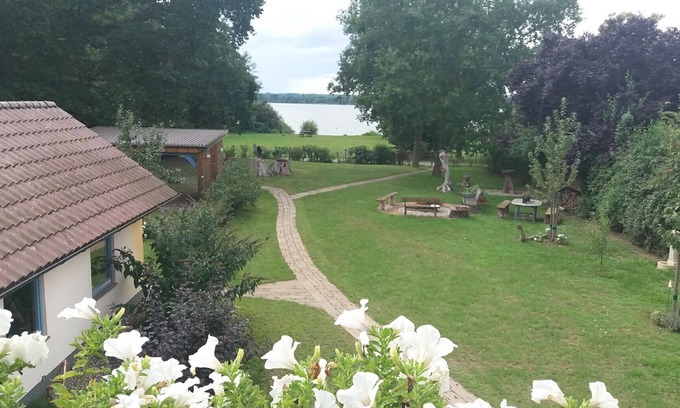 Dobin am See Apartamento | Estudio 'Fewo Inselblick - Am Schweriner See' con vistas al lago, terraza privada y Wi-Fi
