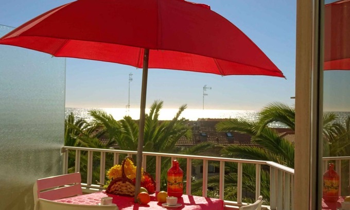 Santo Stefano al Mare Apartamento | Studio apartment with balcony with sea view 50 meters from the sea