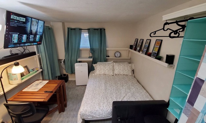 Aloha Apartamento | Studio across from Food Trucks of Aloha Mall!