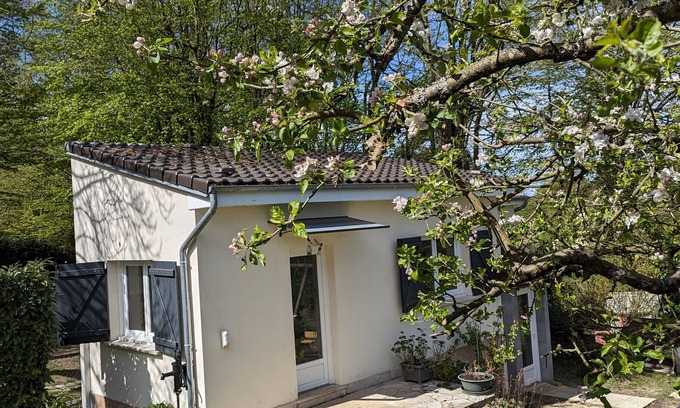 Levis-Saint-Nom Apartamento | Studio Apartment 'Tout Confort Jardin Partagé' with Private Terrace, Shared Garden and Wi-Fi