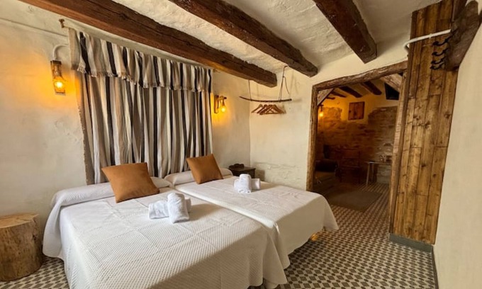 Iznatoraf Apartamento | Studio Apartment 'Alojamiento Alberquina' with Shared Garden, Wi-Fi and Air Conditioning