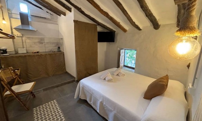 Iznatoraf Apartamento | Studio Apartment 'Alojamiento Picual' with Shared Garden, Wi-Fi and Air Conditioning
